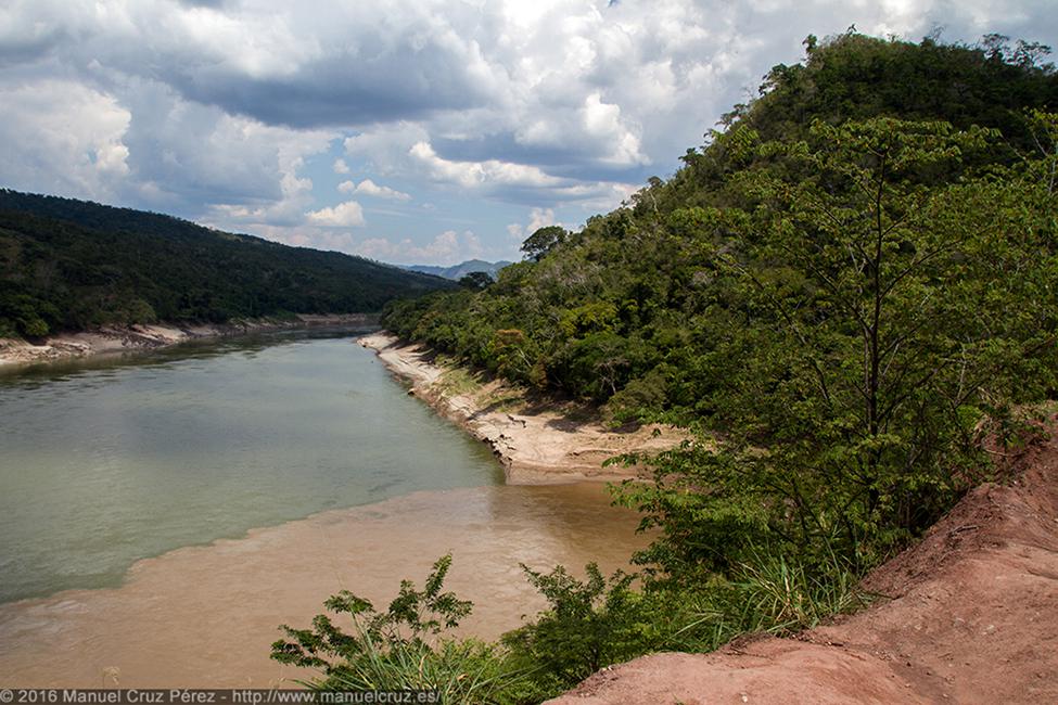 Desembocadura del río Mayo en el Huallaga. Se puede apreciar cómo se mezclan los colores de las aguas de los dos ríos.